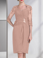Vestido de corte recto/columna, escote corazón, largo hasta la rodilla, de gasa, con apliques de cuentas, encaje, lentejuelas y pliegues para la madre de la novia.