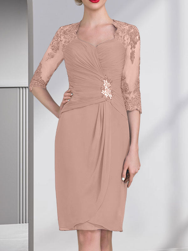 Vestido de corte recto/columna, escote corazón, largo hasta la rodilla, de gasa, con apliques de cuentas, encaje, lentejuelas y pliegues para la madre de la novia.