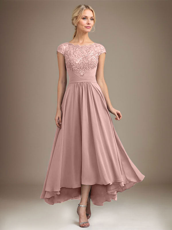 Vestido de novia de corte asimétrico, corte en A, escote ilusión, encaje y gasa con pliegues. 
