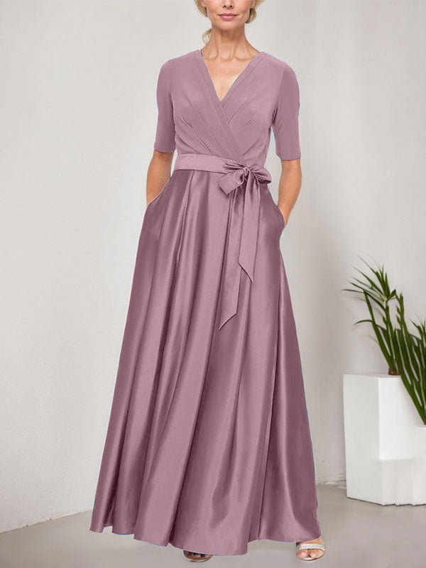 Vestido de baile con escote cruzado, falda amplia de satén y corpiño de jersey. 