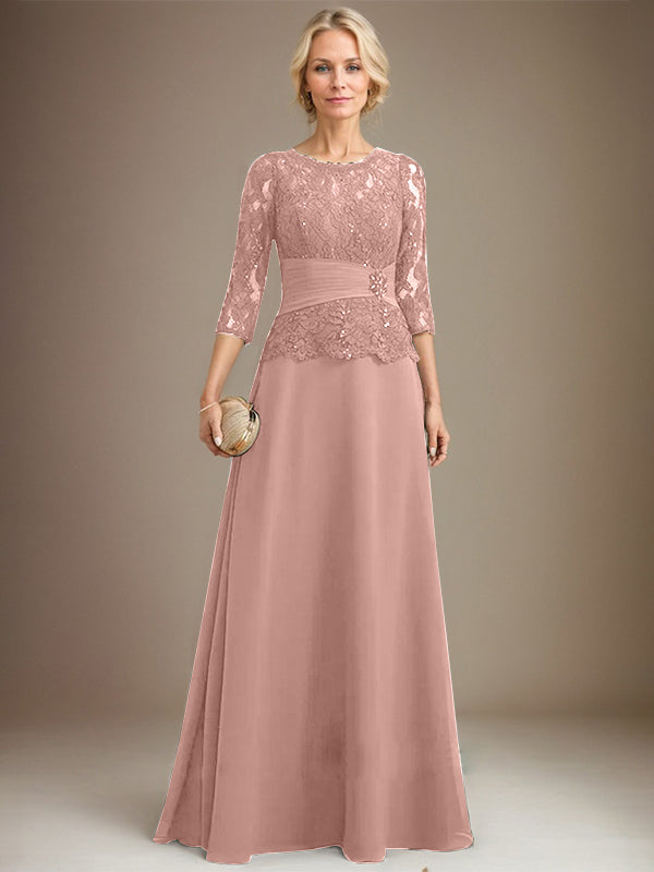 Robe de mariée longue en mousseline de soie et dentelle, coupe trapèze, décolleté illusion, ornée de sequins plissés et de perles. 