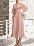 Vestido de novia de gasa de encaje, corte en A, escote en V y largo hasta la rodilla, con pliegues.