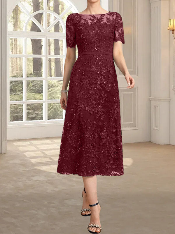 Vestido de novia de encaje con lentejuelas, corte en A, escote redondo ilusión y largo hasta la rodilla.