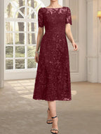 Vestido de novia de encaje con lentejuelas, corte en A, escote redondo ilusión y largo hasta la rodilla.