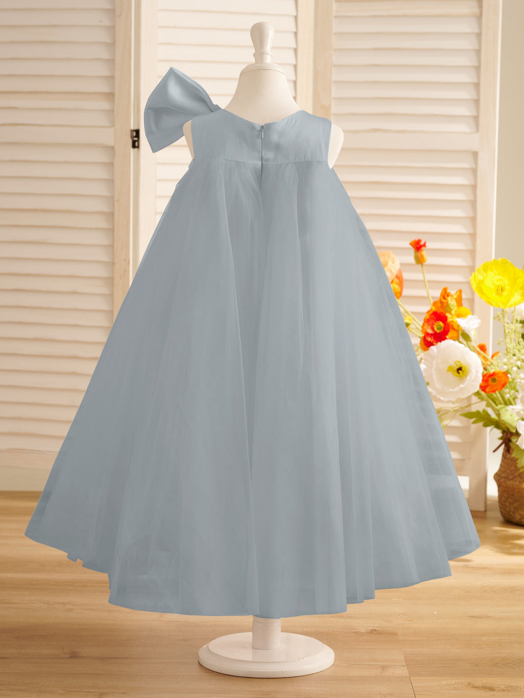 Vestido de niña pequeña de las flores, corte en A, con gran lazo y tul, hasta la rodilla. 