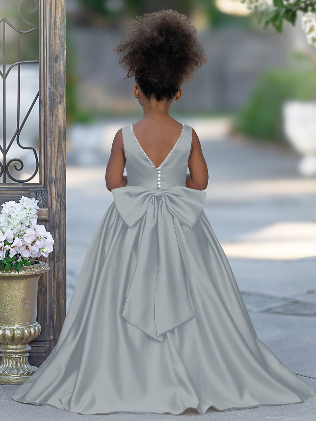 Vestido rosa sin mangas de satén con escote con cuentas y detalle de lazo