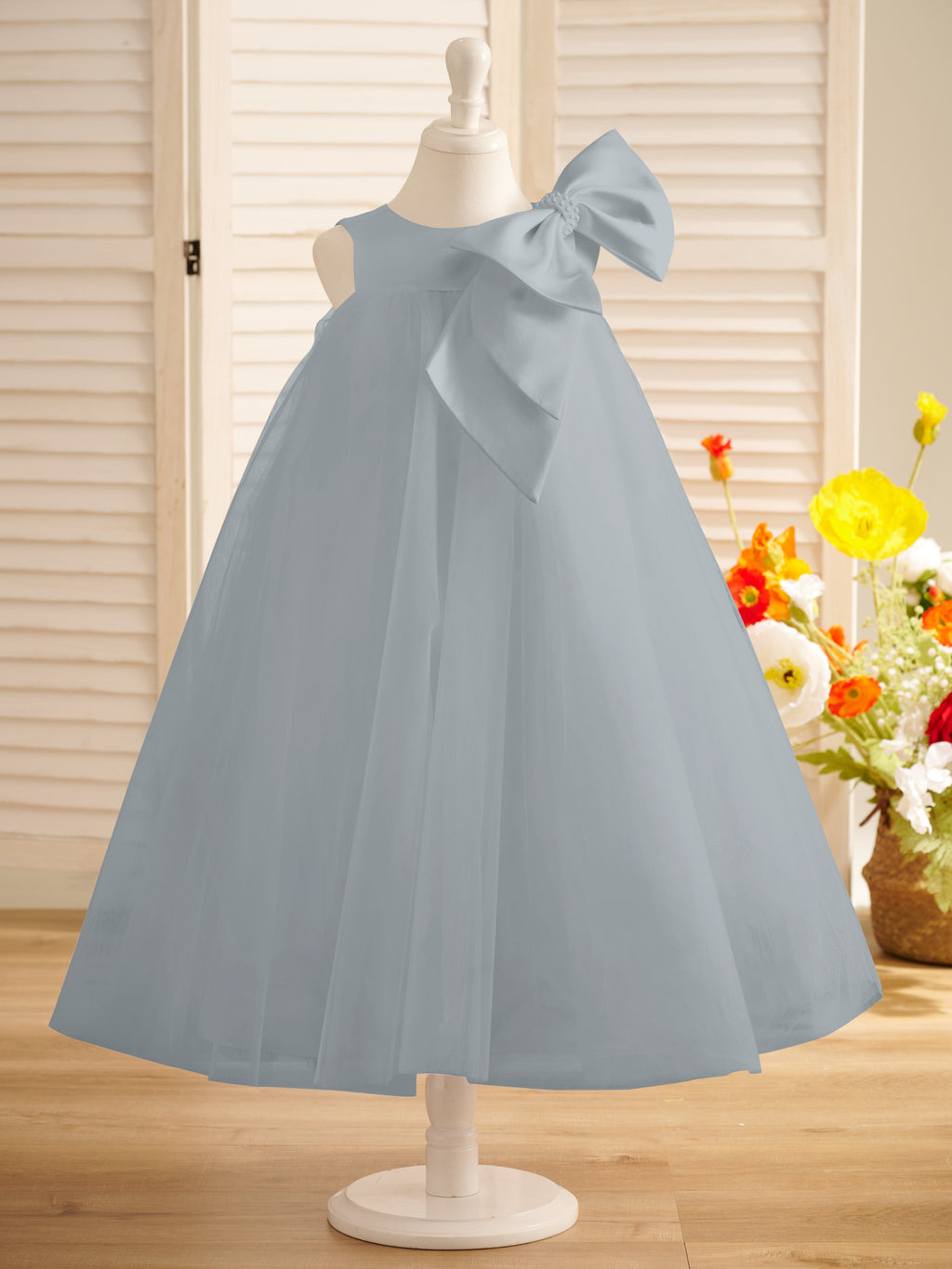 Vestido de niña pequeña de las flores, corte en A, con gran lazo y tul, hasta la rodilla. 