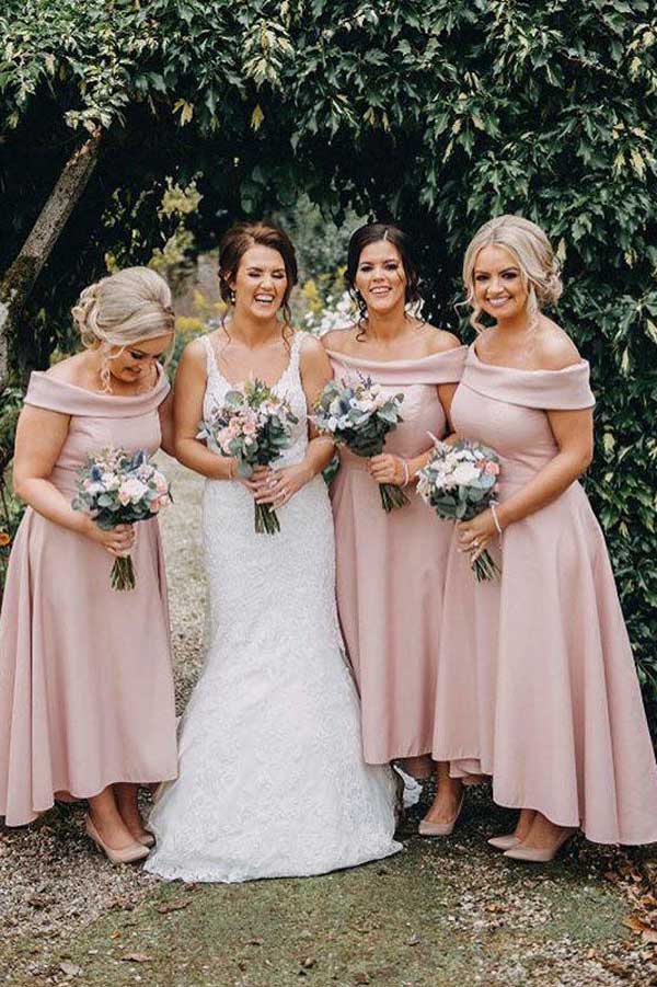 Vestidos de dama de honor de satén rosa empolvado, corte en A, hombros descubiertos y largo hasta la rodilla 