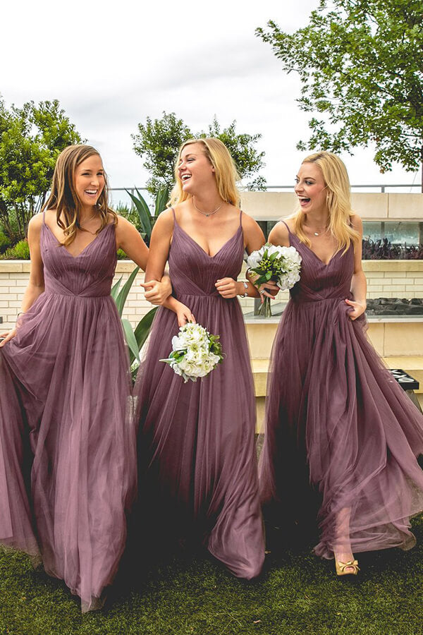 Vestidos de dama de honor de tul morado empolvado con tirantes finos, corte en A y escote en V 