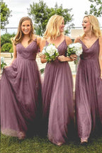 Vestidos de dama de honor de tul morado empolvado con tirantes finos, corte en A y escote en V 