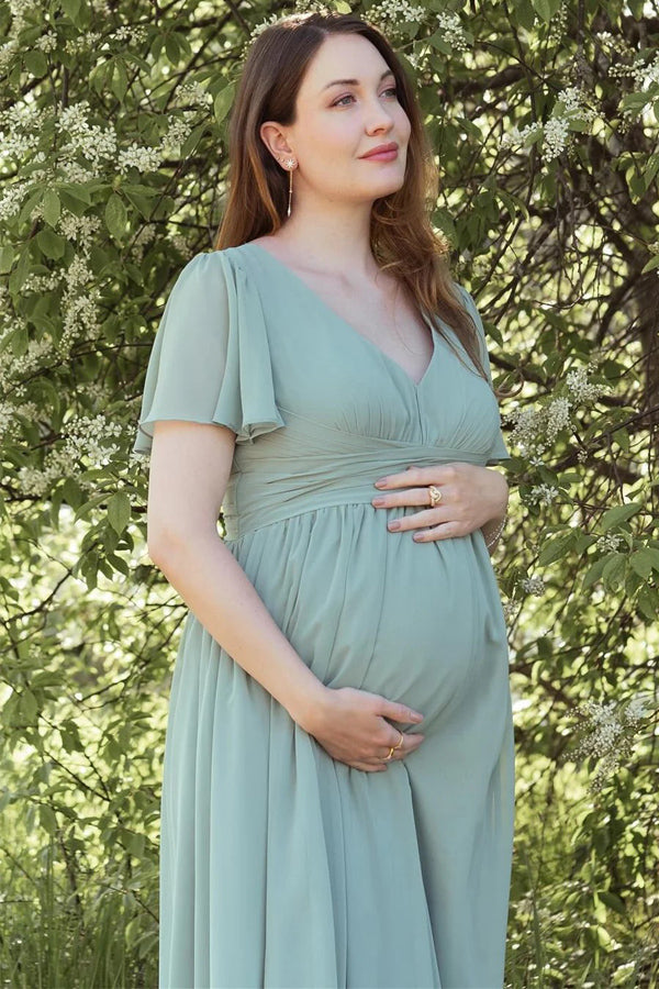 Vestido de dama de honor premamá color verde salvia con escote en V y mangas acampanadas BD129