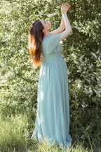 Vestido de dama de honor premamá color verde salvia con escote en V y mangas acampanadas BD129