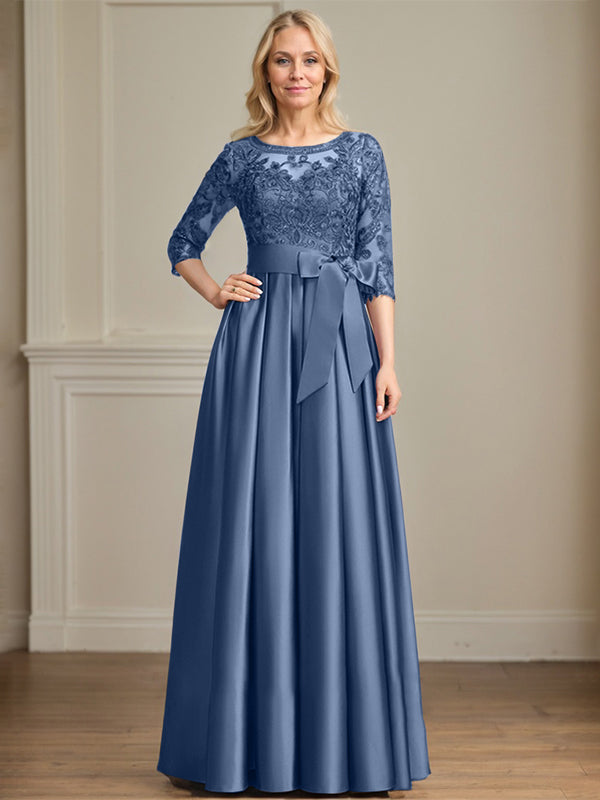 Vestido de novia corte A, escote ilusión, largo hasta el suelo, de satén y encaje, con lazo de lentejuelas. 