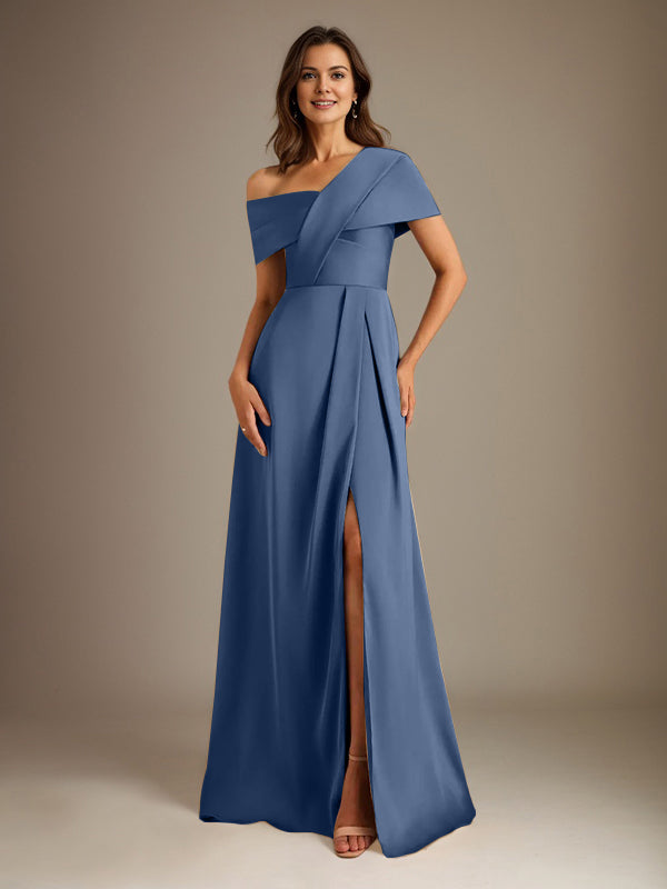 Robe de mère de la mariée en satin, coupe trapèze, décolleté asymétrique et plis. 