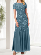 Robe longue bleue sirène à col rond ornée de perles, idéale pour la mère de la mariée