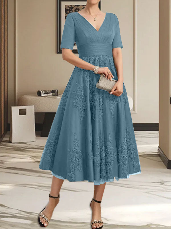 Robe de mère de la mariée en tulle et dentelle, coupe trapèze, col en V, longueur thé, avec plis