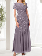 Robe longue bleue sirène à col rond ornée de perles, idéale pour la mère de la mariée