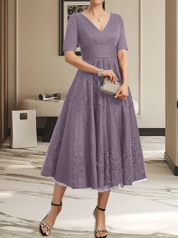 Robe de mère de la mariée en tulle et dentelle, coupe trapèze, col en V, longueur thé, avec plis