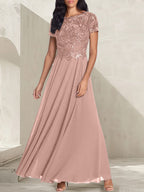 Vestido largo de corte A, color gris carbón, con escote redondo y detalles de pedrería, ideal para la madre de la novia.
