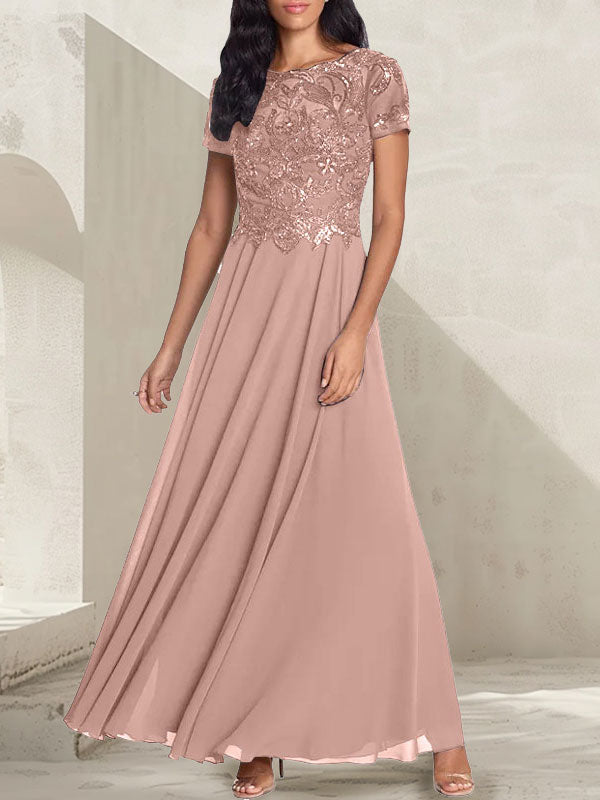 Vestido largo de corte A, color gris carbón, con escote redondo y detalles de pedrería, ideal para la madre de la novia.