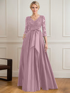 Vestido de novia de satén con encaje, corte en A, escote en V y largo hasta el suelo, con lazo de lentejuelas. 