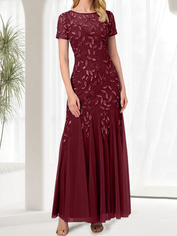 Robe longue bleue sirène à col rond ornée de perles, idéale pour la mère de la mariée