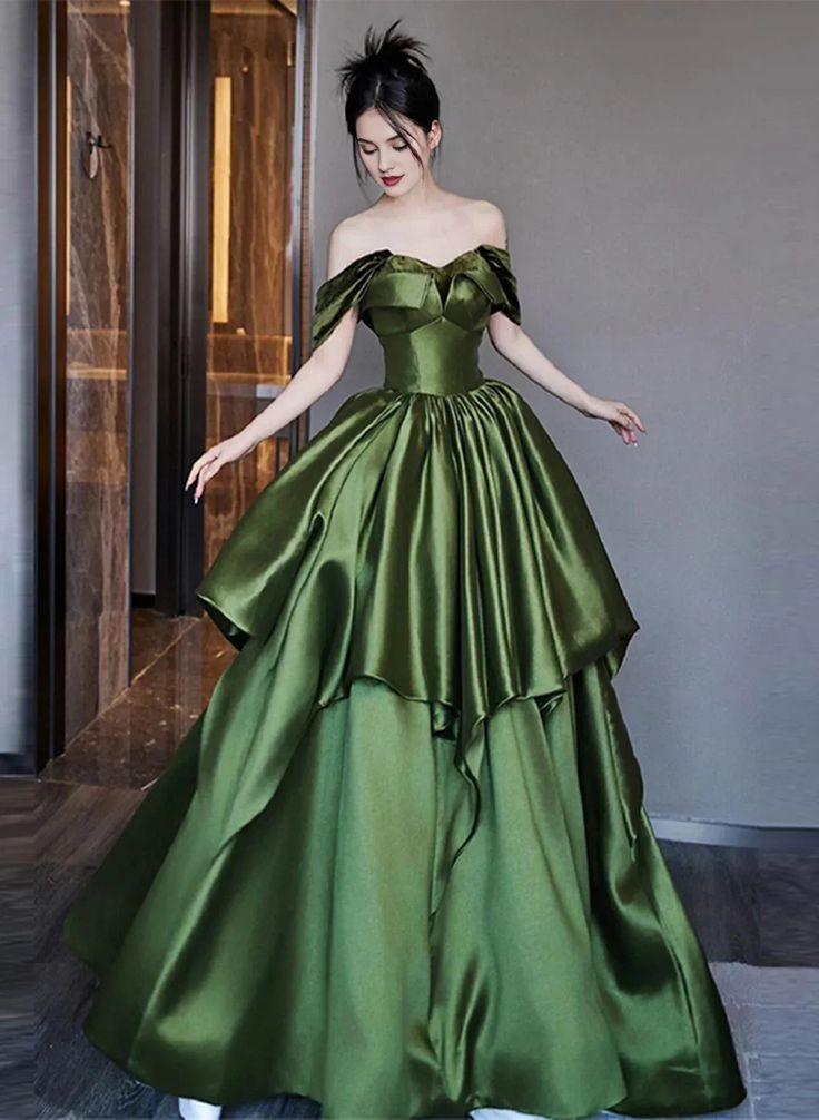 Precioso vestido de gala largo de satén verde con volantes y capas, corte en A, modelo Y7995