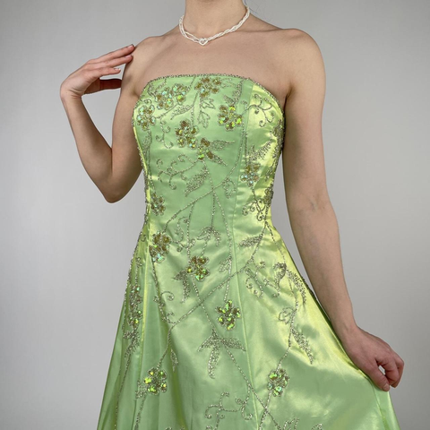 Robe de bal bustier verte en satin ornée de perles, coupe trapèze, Y8412