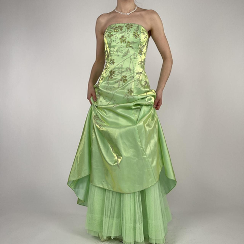 Robe de bal bustier verte en satin ornée de perles, coupe trapèze, Y8412