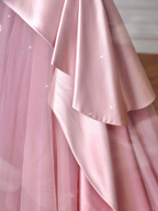 Elegante vestido de baile rosa de corte A con cuello de plumas, sin tirantes, de tul y satén (Y8629)