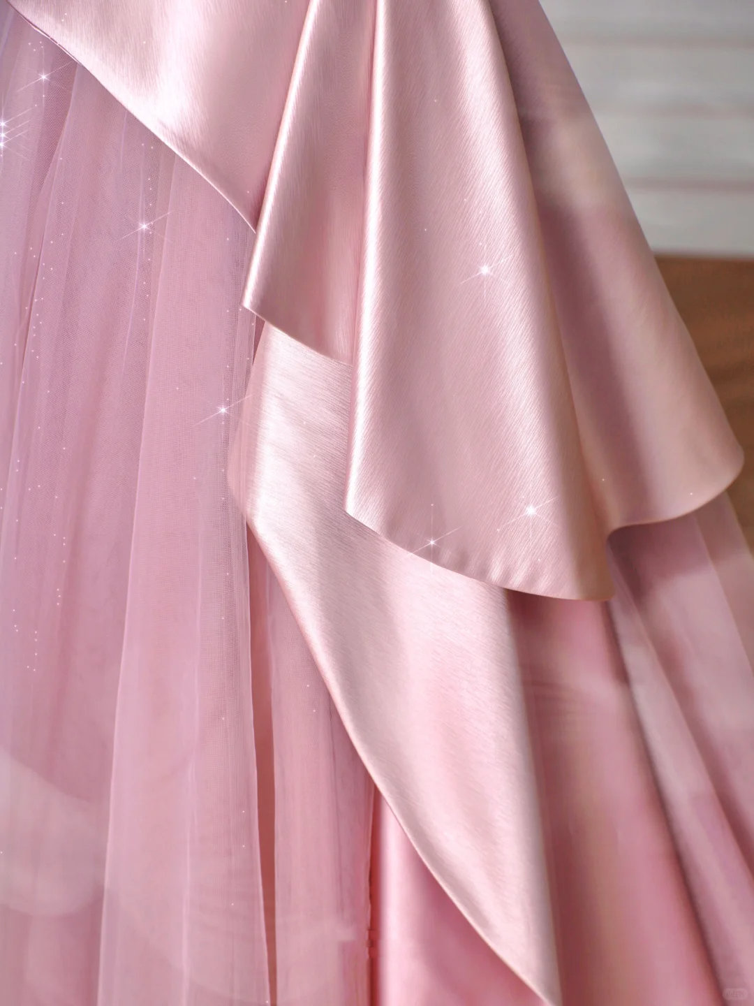 Elegante vestido de baile rosa de corte A con cuello de plumas, sin tirantes, de tul y satén (Y8629)