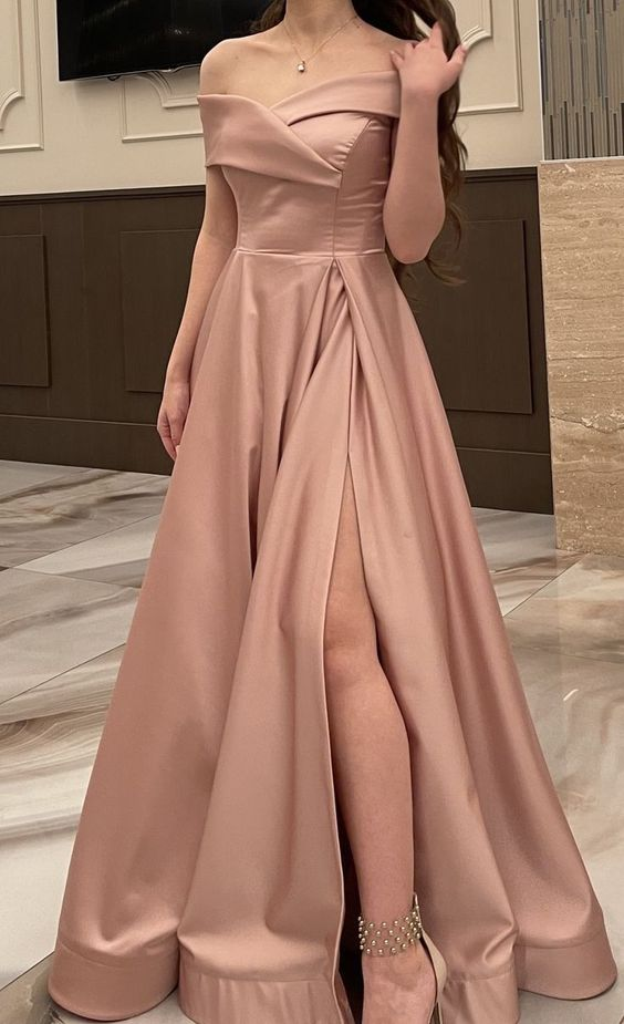 Vestido de noche de corte A con hombros descubiertos y abertura, modelo Y5242