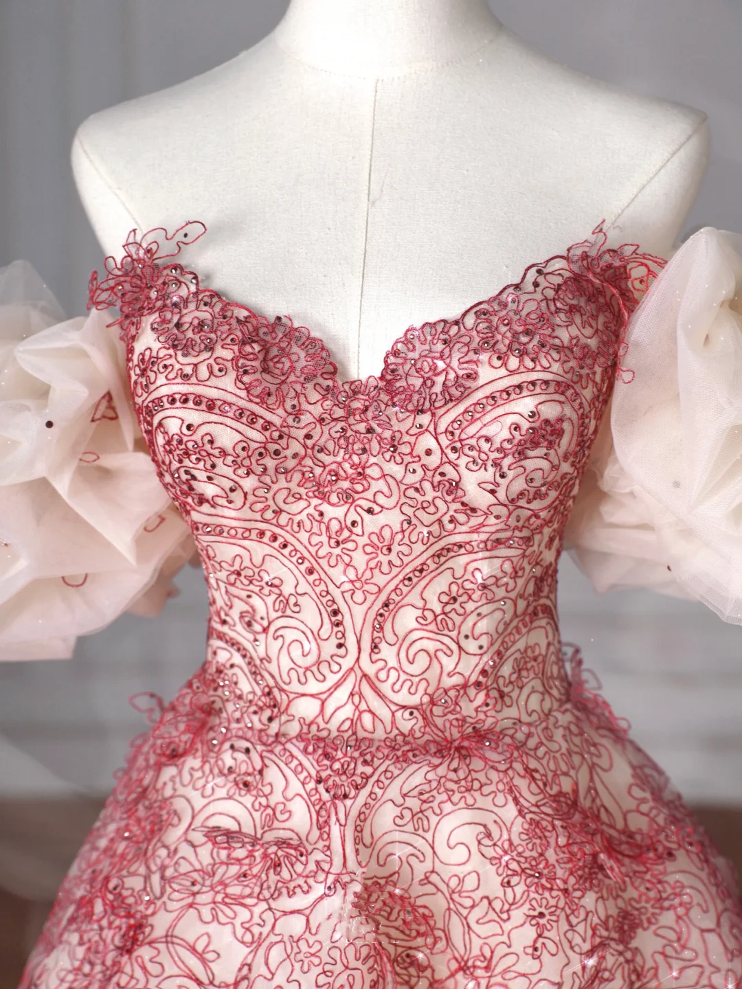 Robe de bal rouge en tulle ornée de perles, coupe trapèze, épaules dénudées, modèle Y8621