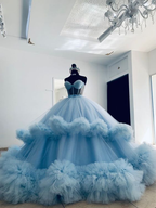 Vestido de quinceañera azul de lujo, con volantes de tul y bordados a mano. Ideal para ceremonias de mayoría de edad y ocasiones formales. Modelo Y6550