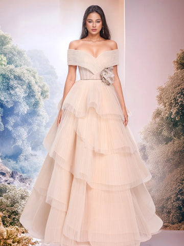 Vestido de noche floral de gala con hombros descubiertos y bajo con volantes