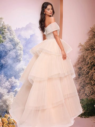 Vestido de noche floral de gala con hombros descubiertos y bajo con volantes