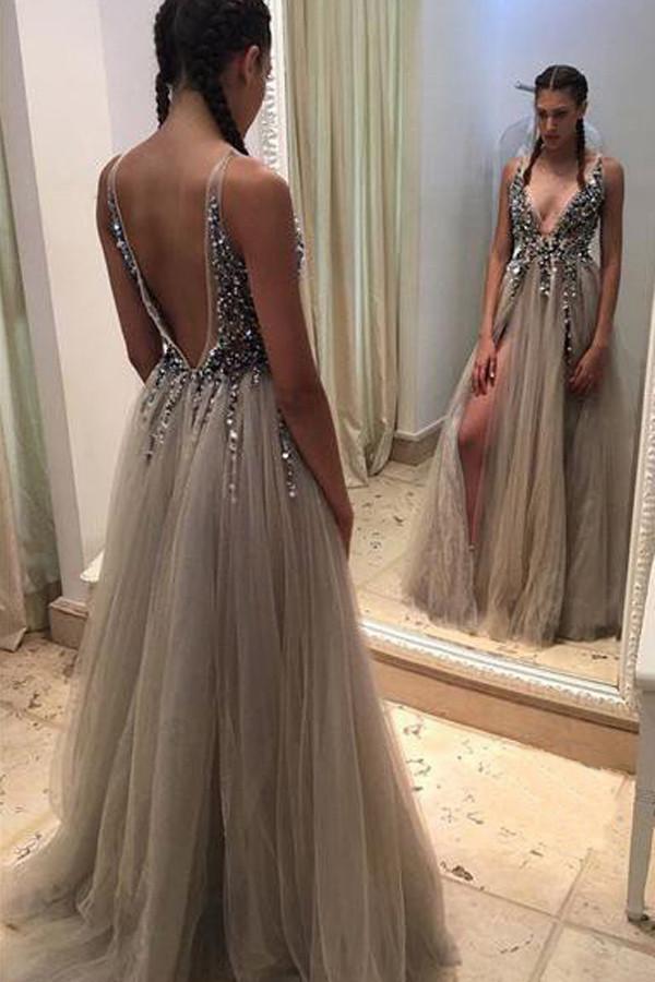 Vestido de fiesta gris con escote en V profundo, espalda descubierta, abertura lateral, cuentas y cola corta 