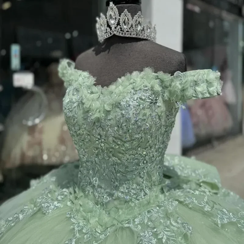 Vestido de quinceañera de lujo color verde menta con hombros descubiertos, apliques de tul, pedrería y lazo escalonado, modelo Y8125