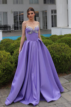 Robe de bal élégante en satin violet, coupe trapèze, décolleté en cœur, sans manches, à volants