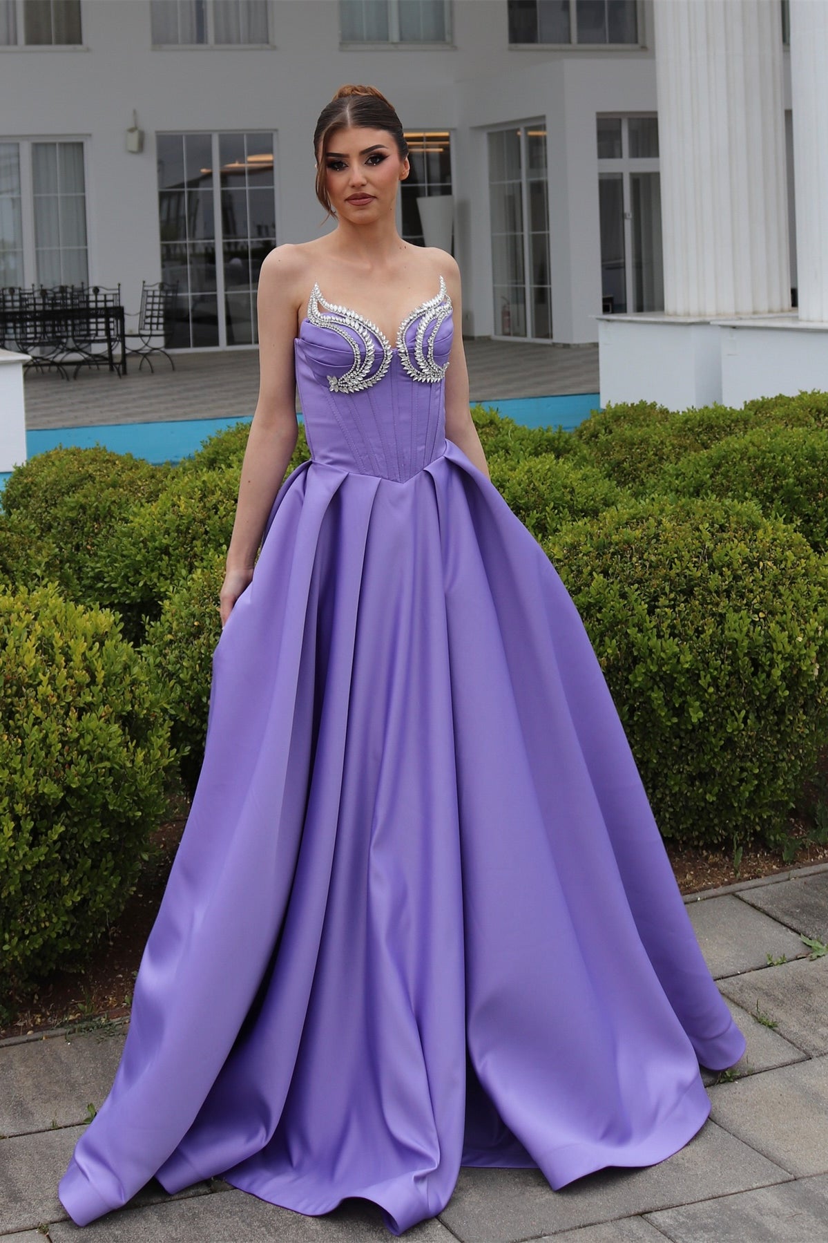 Robe de bal élégante en satin violet, coupe trapèze, décolleté en cœur, sans manches, à volants