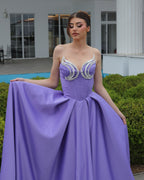 Robe de bal élégante en satin violet, coupe trapèze, décolleté en cœur, sans manches, à volants