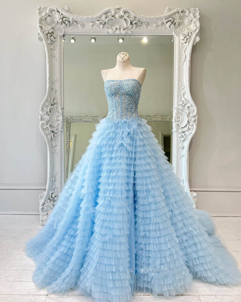 Vestido largo de fiesta de tul con lentejuelas y falda escalonada en línea A