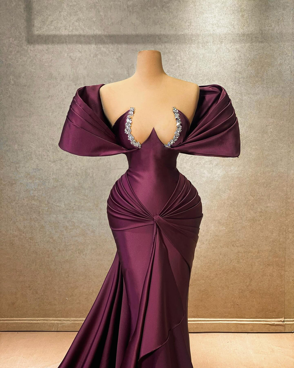 Elegante vestido largo de fiesta de satén con corte en A, mangas cortas, hombros descubiertos y volantes