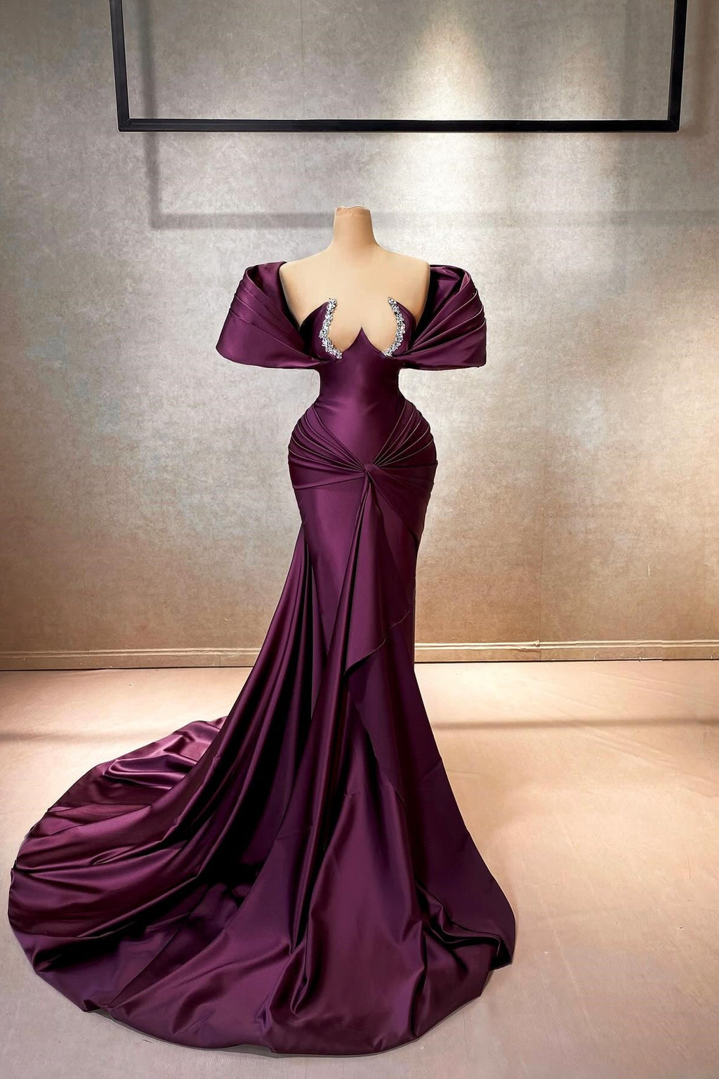 Elegante vestido largo de fiesta de satén con corte en A, mangas cortas, hombros descubiertos y volantes