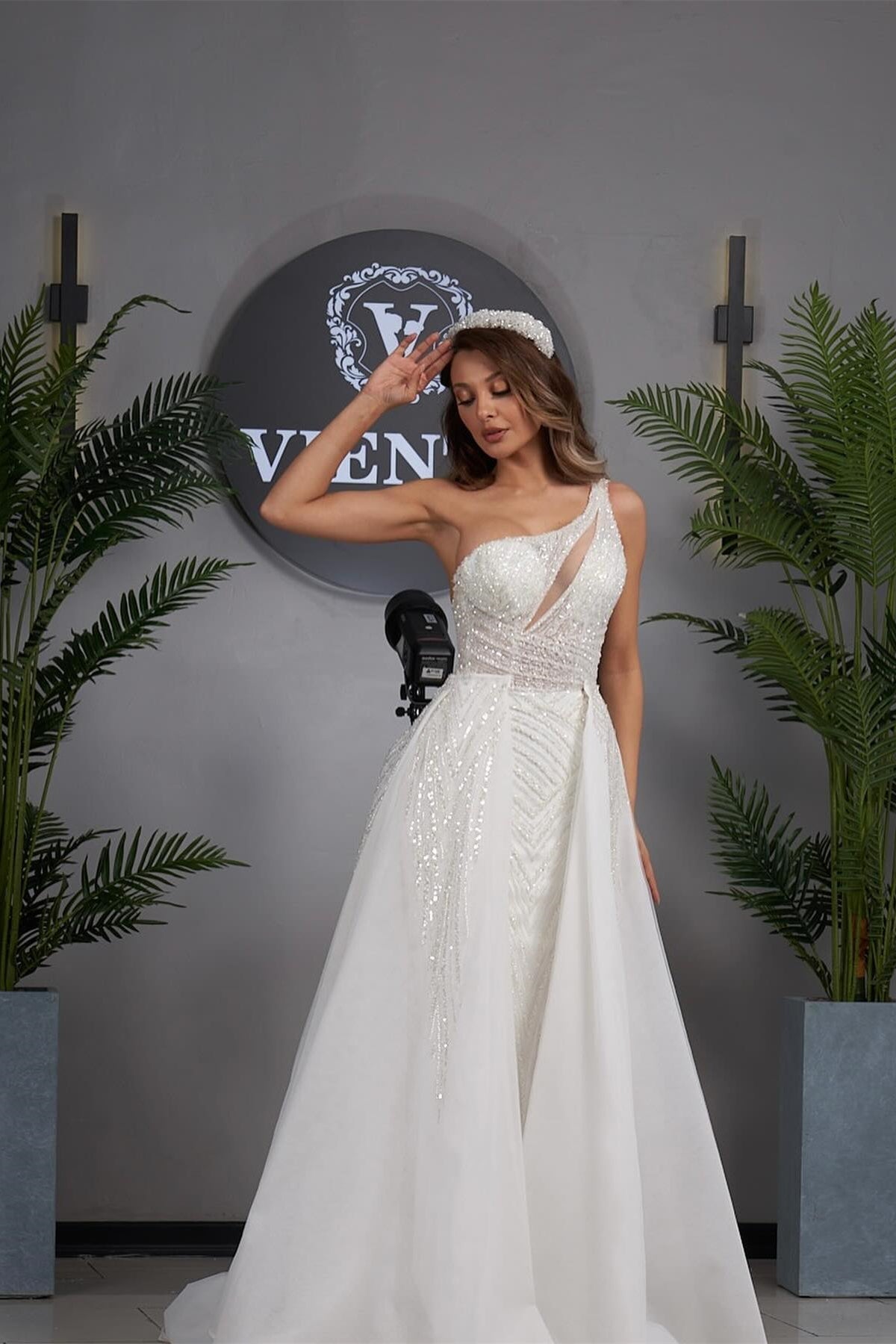 Elegante vestido de novia de corte A, un solo hombro, sin mangas, con apliques de tul para mujer