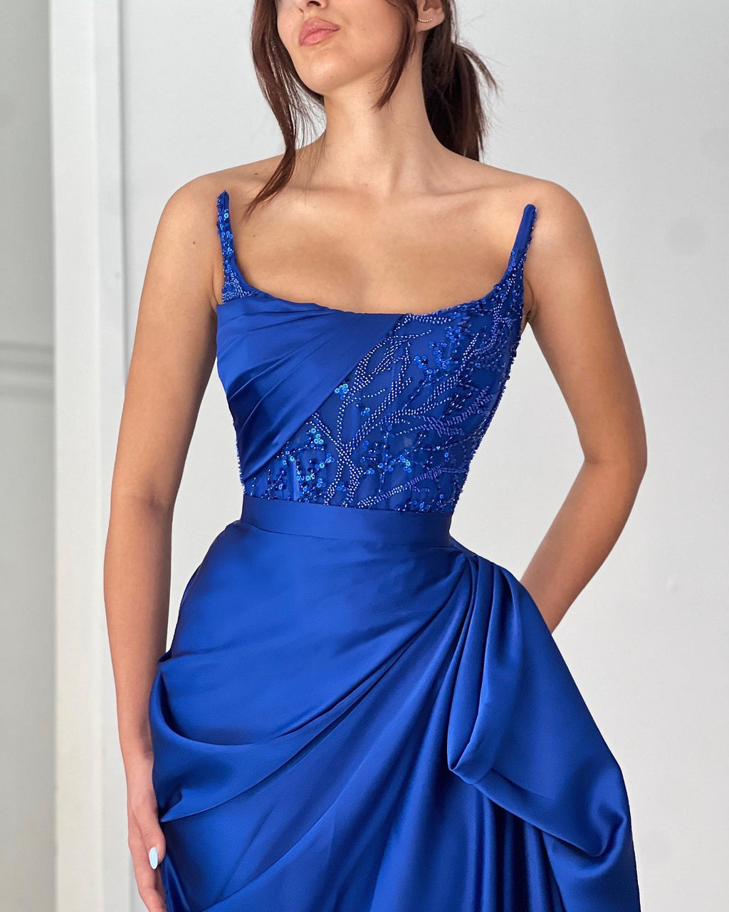 Robe de bal élégante en satin bleu océan, coupe trapèze, sans manches, à volants