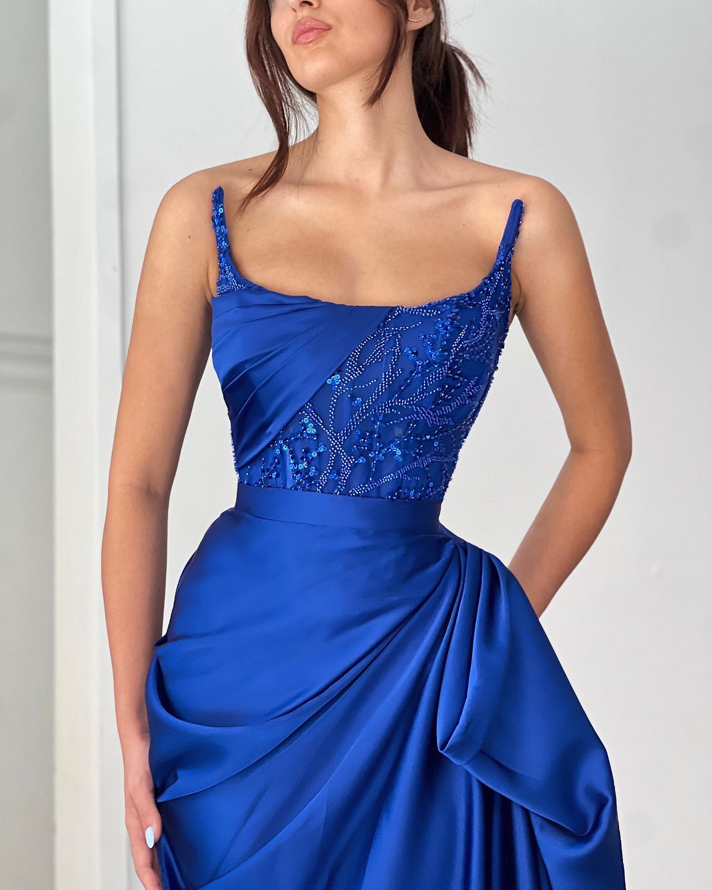 Robe de bal élégante en satin bleu océan, coupe trapèze, sans manches, à volants