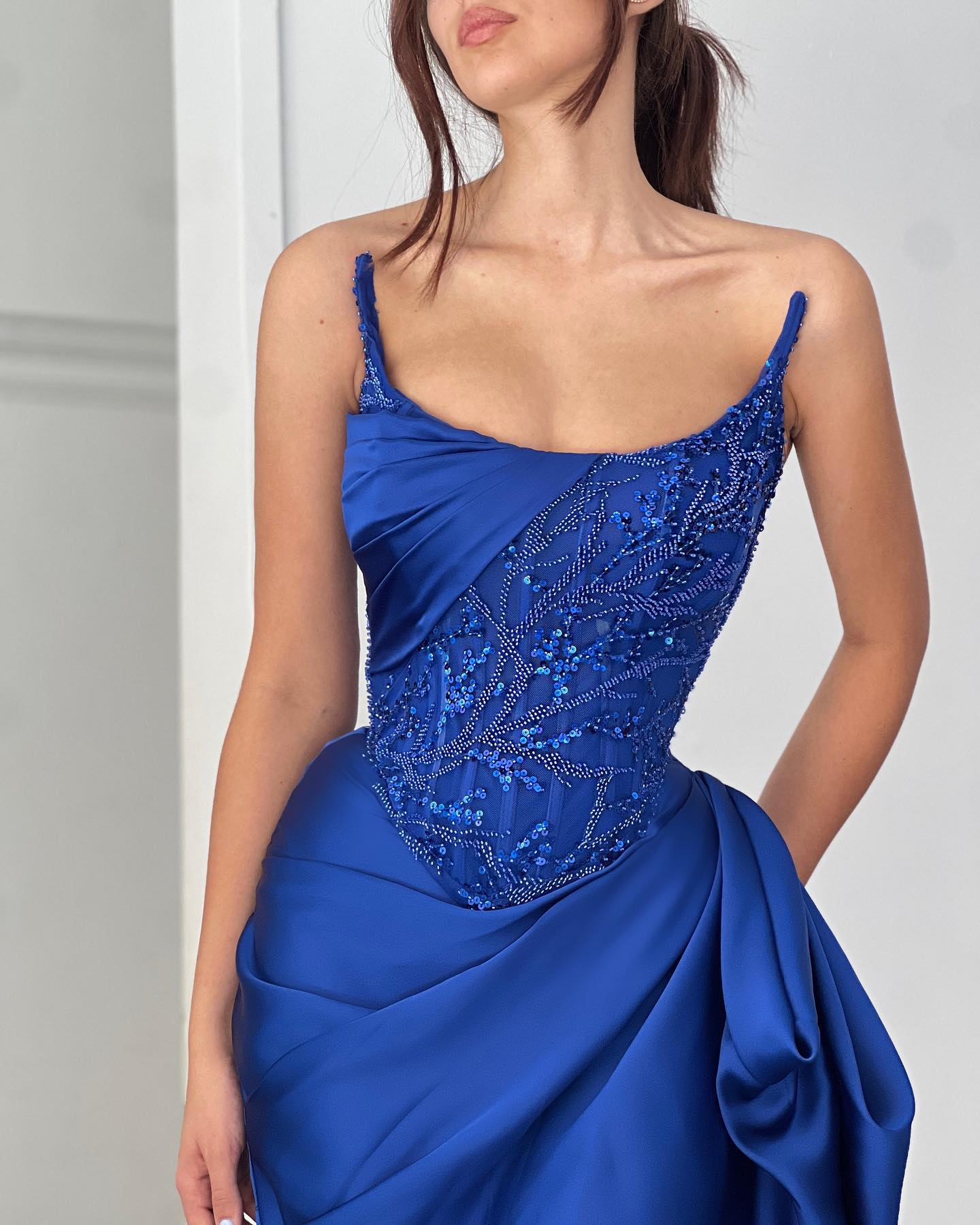Robe de bal élégante en satin bleu océan, coupe trapèze, sans manches, à volants