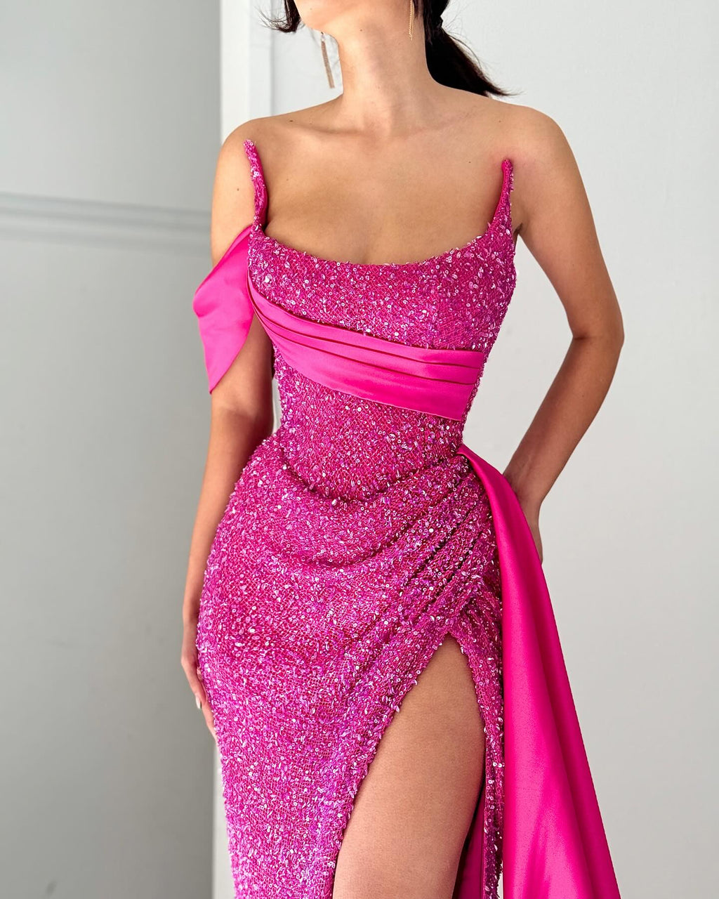 Robe de bal longue rose élégante en satin à paillettes, sans manches, col licou