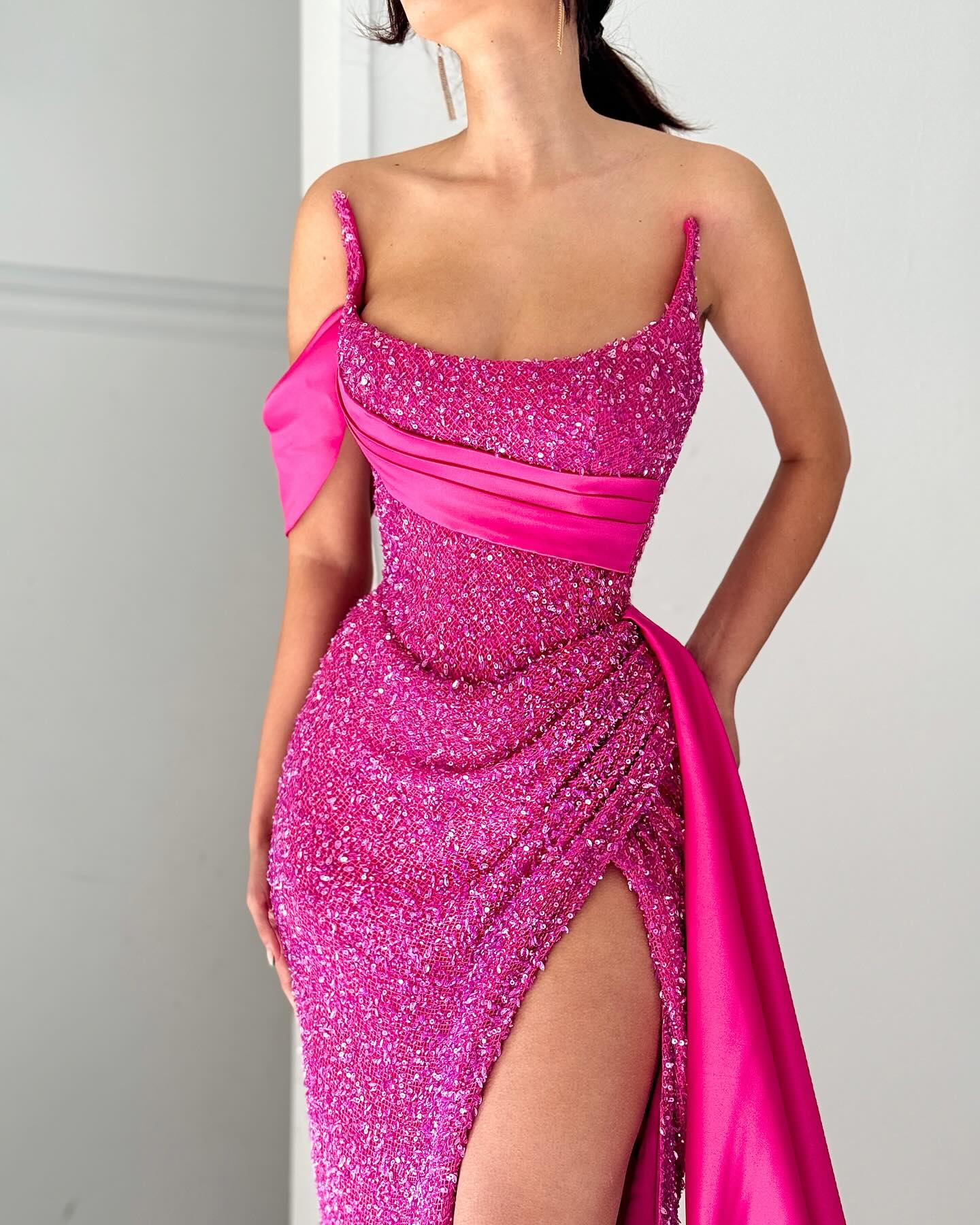 Robe de bal longue rose élégante en satin à paillettes, sans manches, col licou